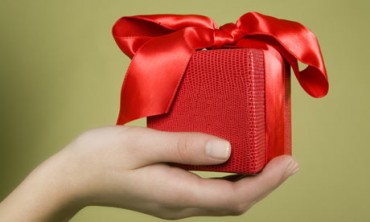 Hand-holding-gift-001